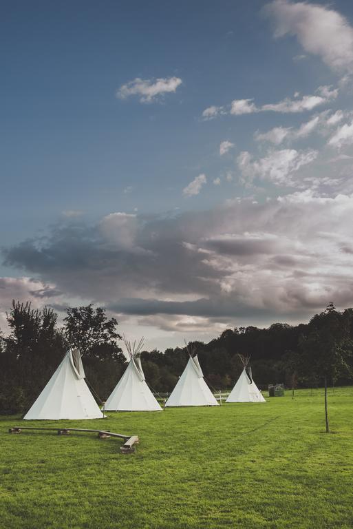Les Tipis Du Bonheur De Vivre Hotel Brulon Exterior photo
