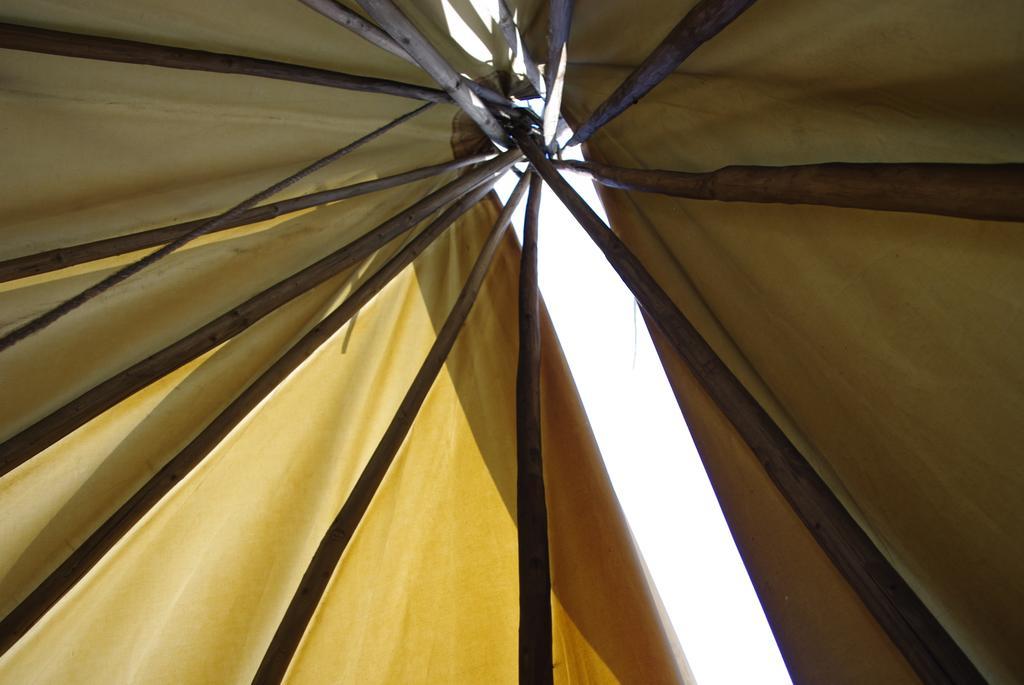 Les Tipis Du Bonheur De Vivre Hotel Brulon Exterior photo